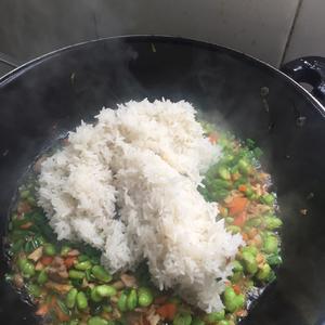 炒毛豆糯米饭 炒鸡好吃的做法 步骤8