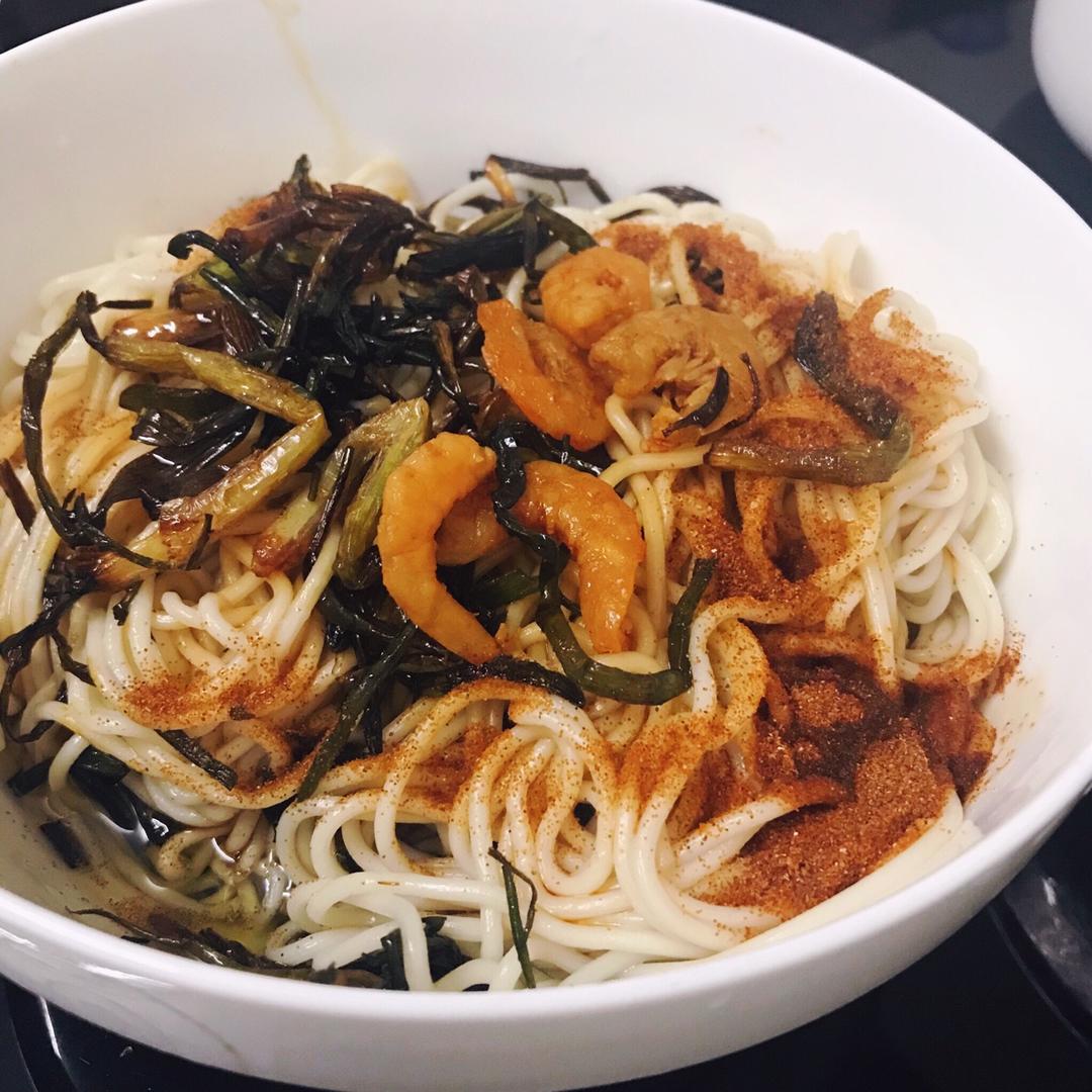 开洋葱油拌面