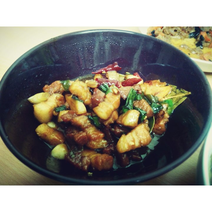 吃着碗里望着锅里的红烧肉