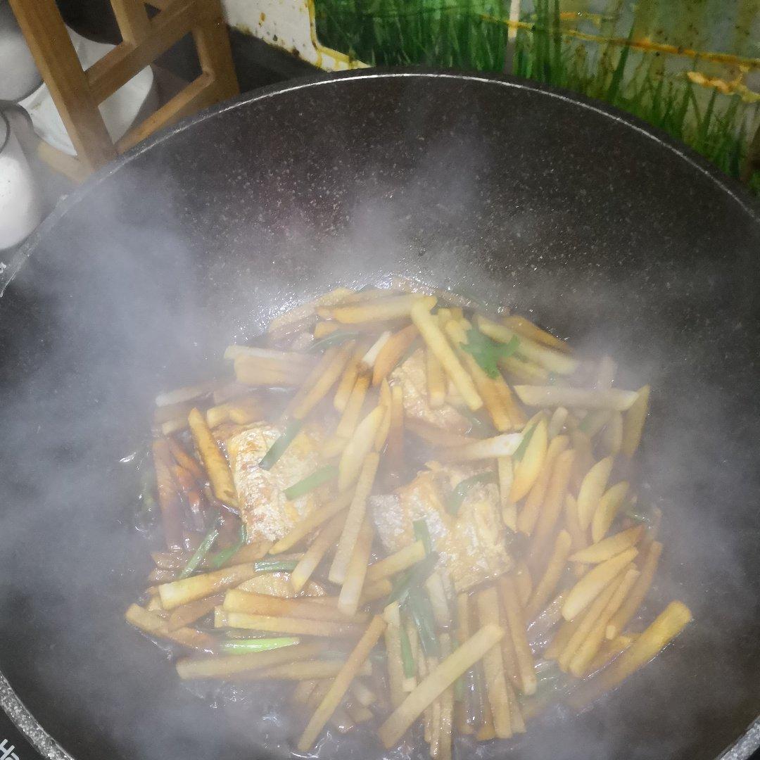 萝卜丝烧带鱼