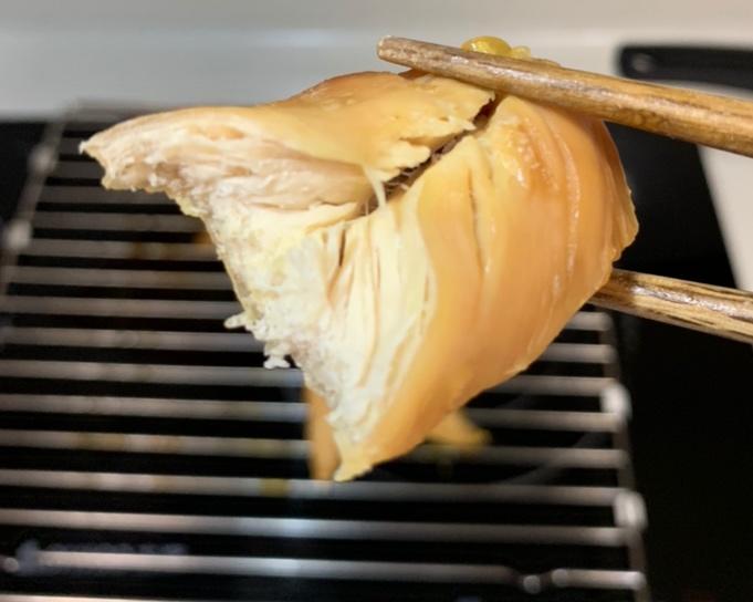 有淡淡玫瑰花香的烟熏鸡胸