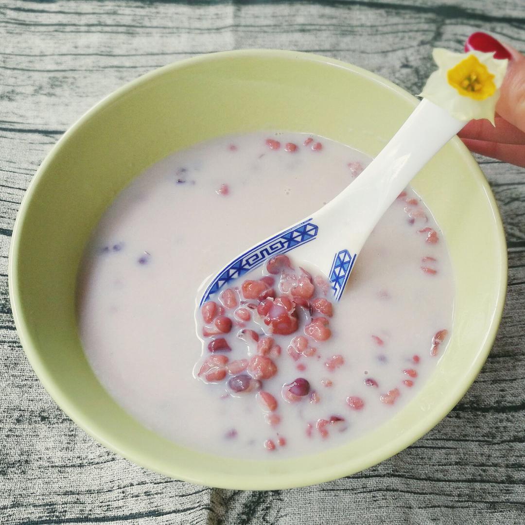 红枣红豆薏仁牛奶粥