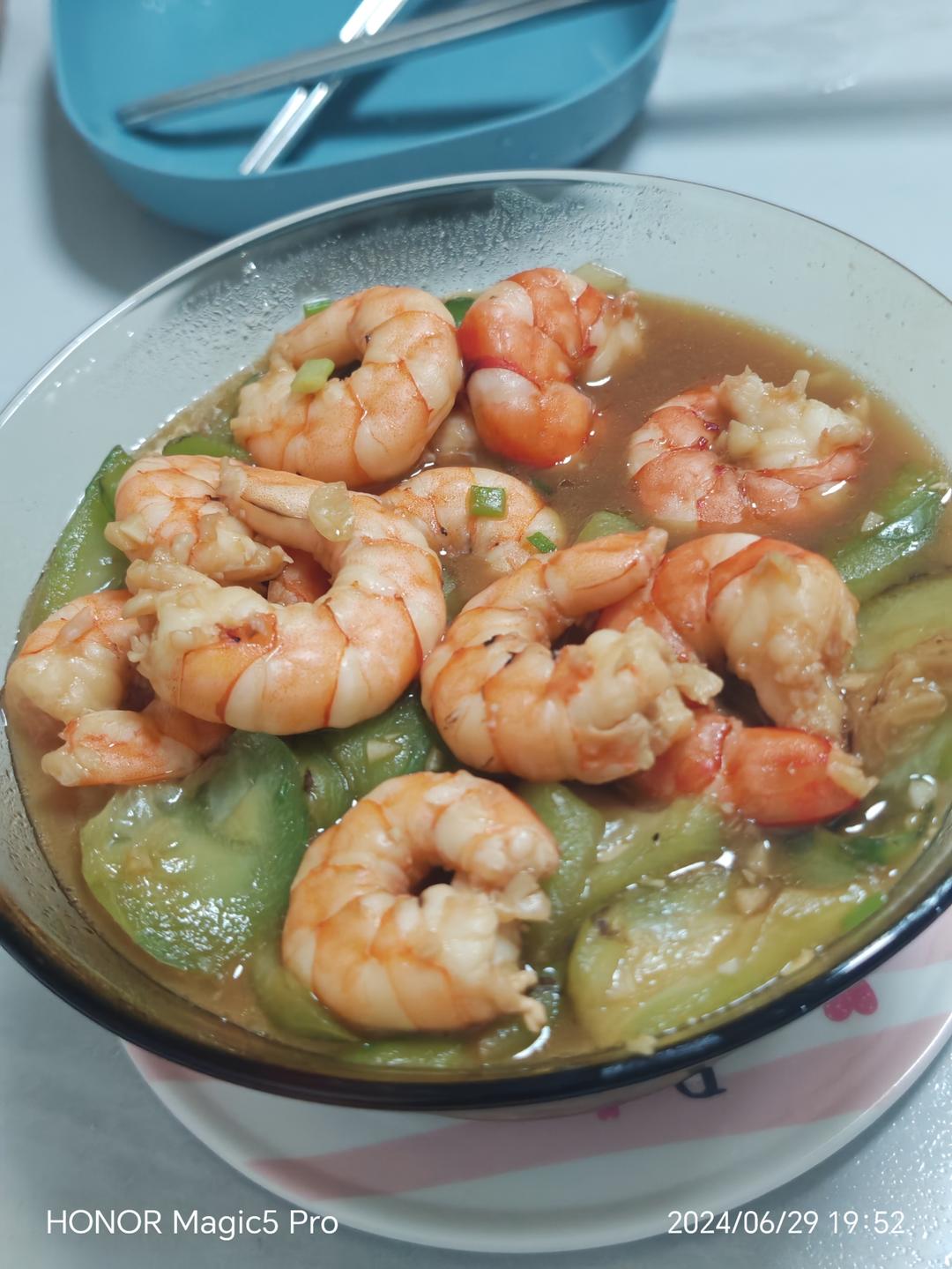 妈妈做的丝瓜海鲜煲，鲜甜美味，营养丰富，很好吃