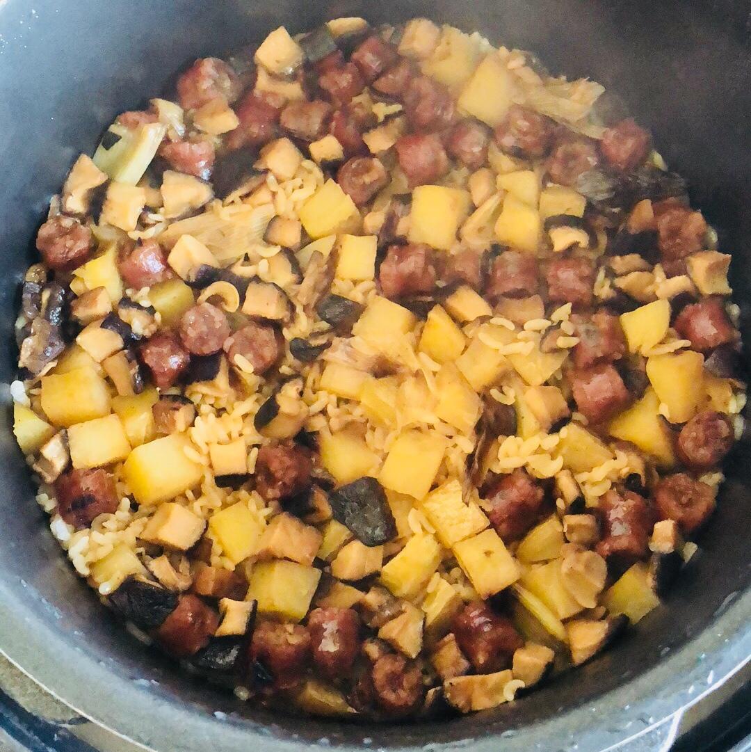 香菇腊肠土豆焖饭