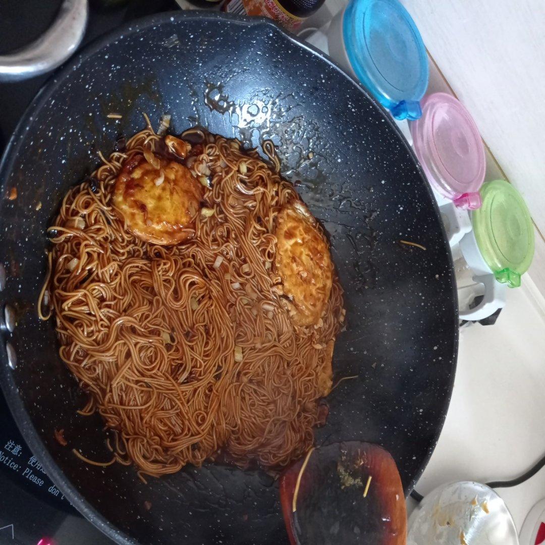 十分钟搞定！！酱汁浓郁好吃的荷包蛋焖面