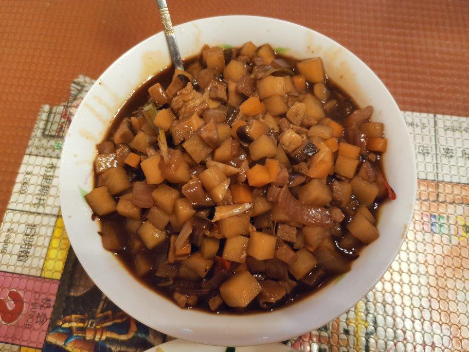 香菇土豆肉末盖浇饭