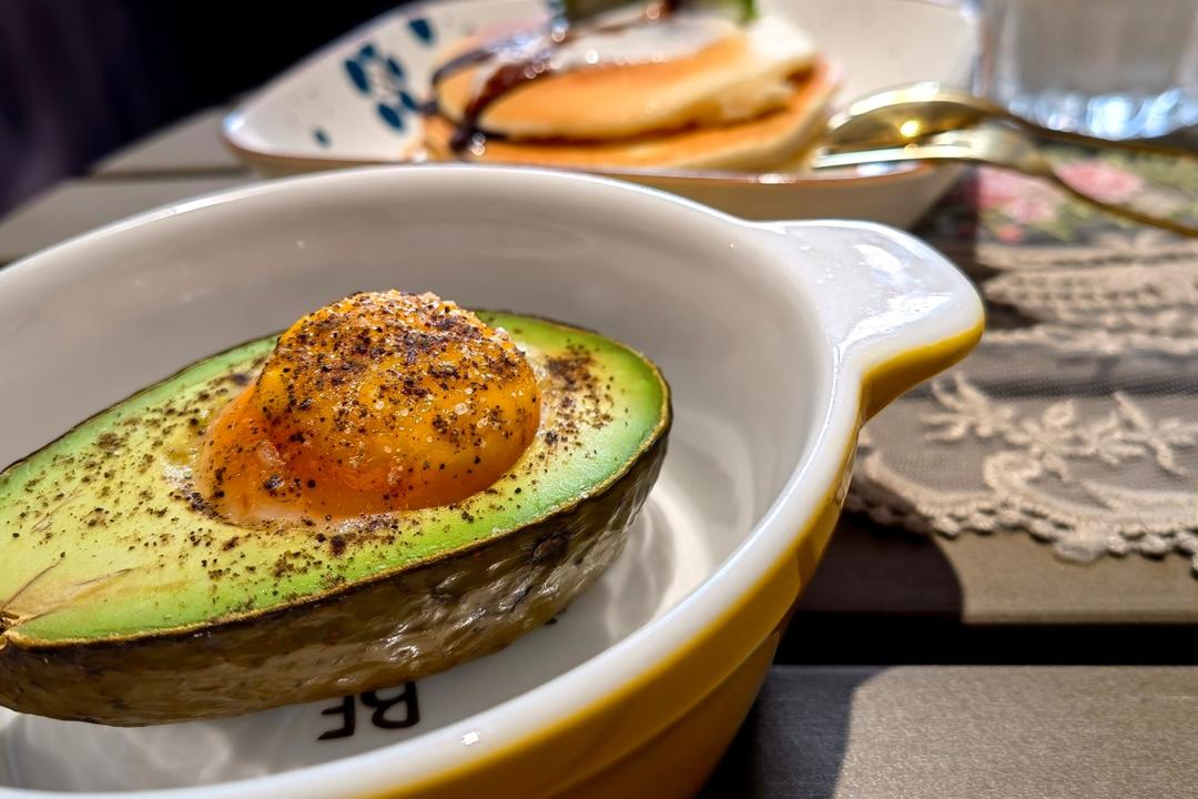 牛油果烤鸡蛋