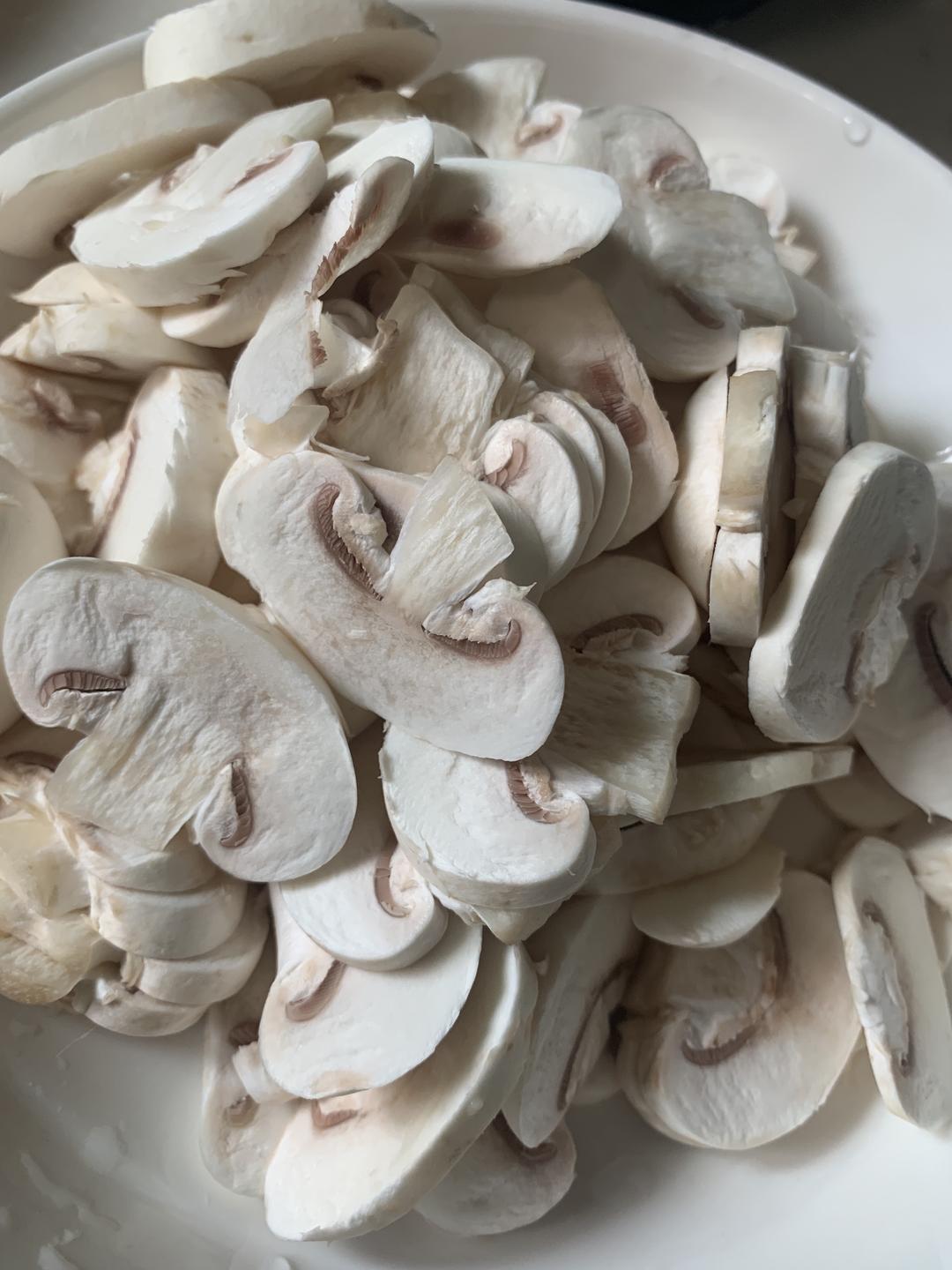 蘑菇五花肉片的做法 步骤3