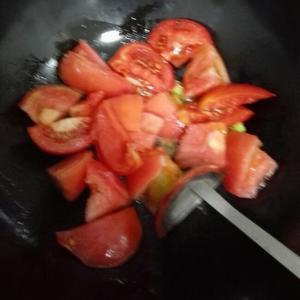 炝锅西红柿鸡蛋汤的做法 步骤3