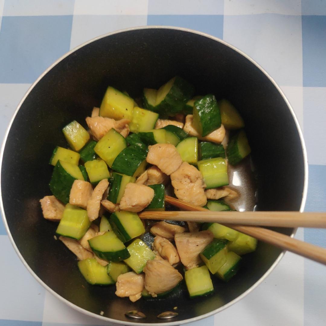 【减脂餐No.3】好吃不胖的黄瓜炒鸡丁 超简单