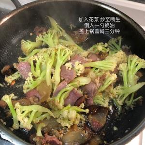 花菜炒腊肉的做法 步骤4