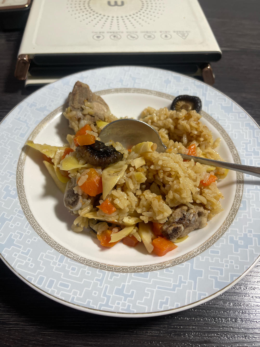 电饭煲春笋排骨焖饭