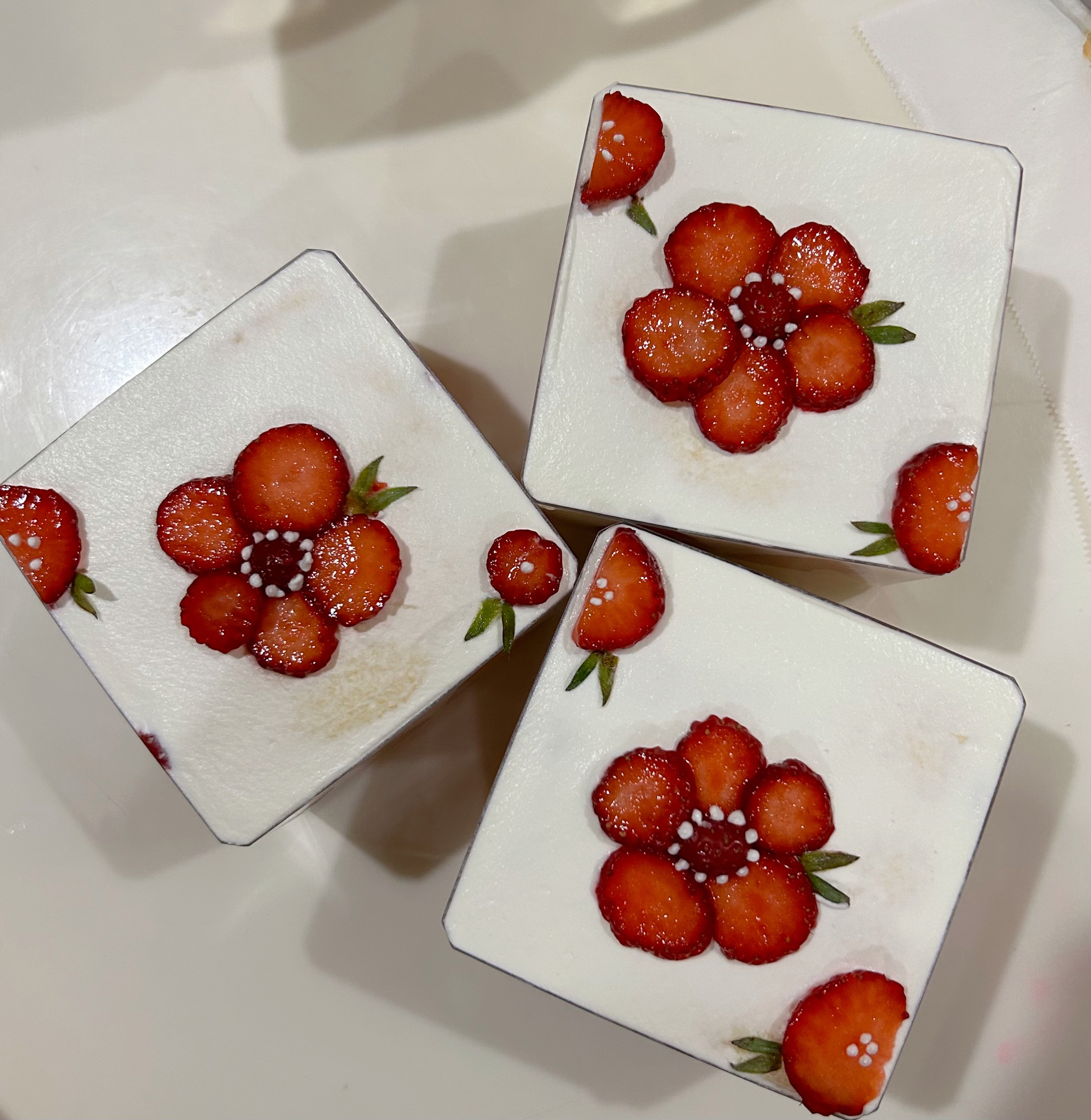 草莓蛋糕盒子：送你一朵小花花🌺