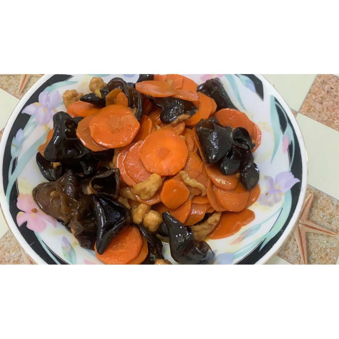 胡萝卜木耳炒肉