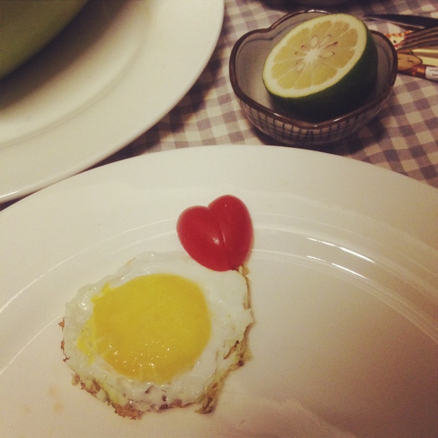 在10秒内把小西红柿切成心形