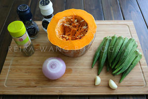食素：洋葱南瓜烧秋葵的做法 步骤1