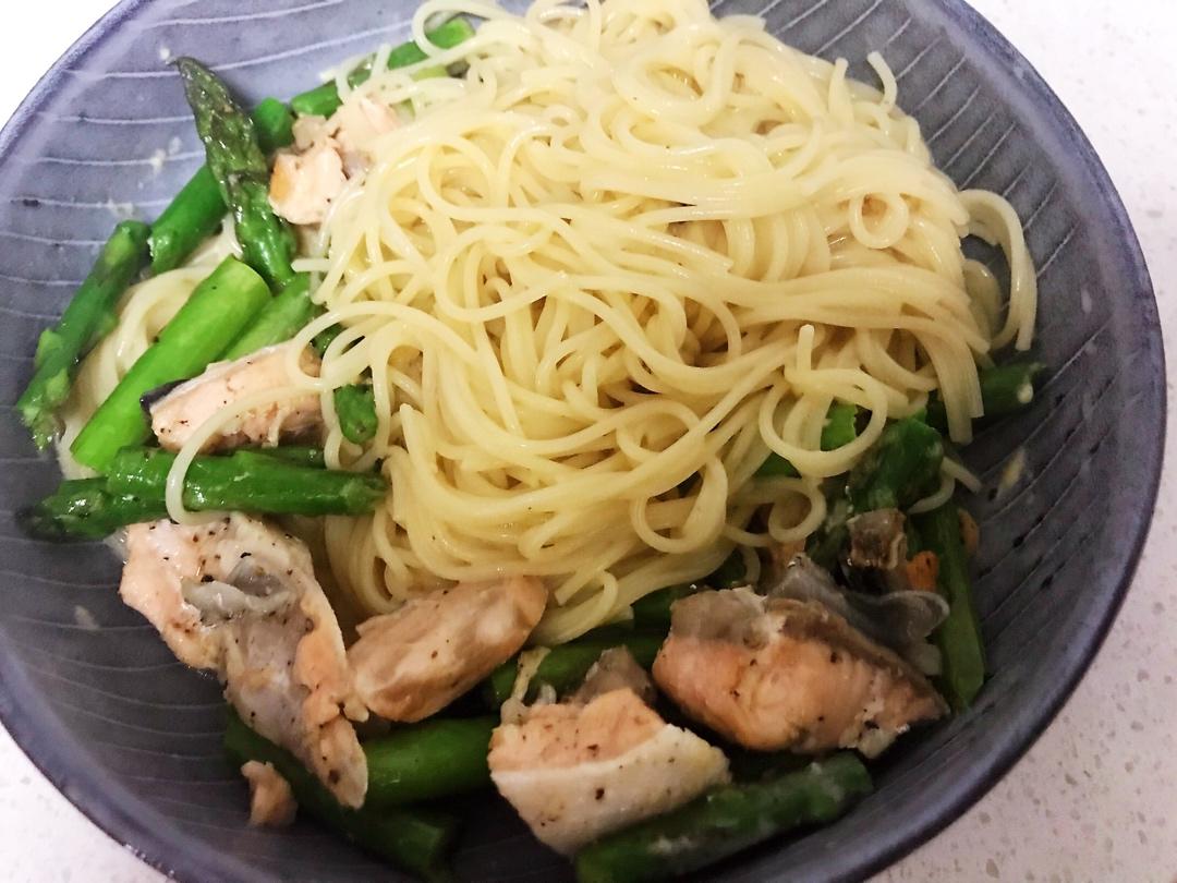 一个锅搞定减脂餐 三文鱼芦笋番茄意大利面 480大卡