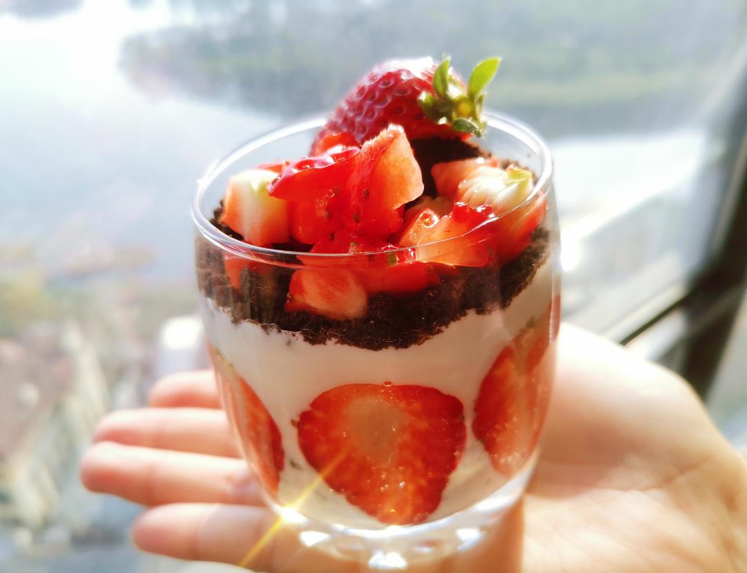 🍓奥利奥酸奶草莓杯的做法