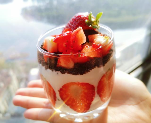 🍓奥利奥酸奶草莓杯的做法