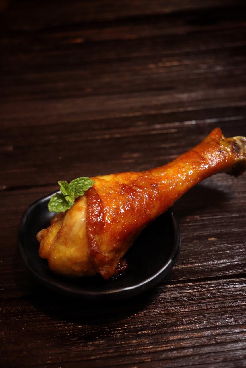 搬砖头的女子做的烤鸡腿(鸡翅)