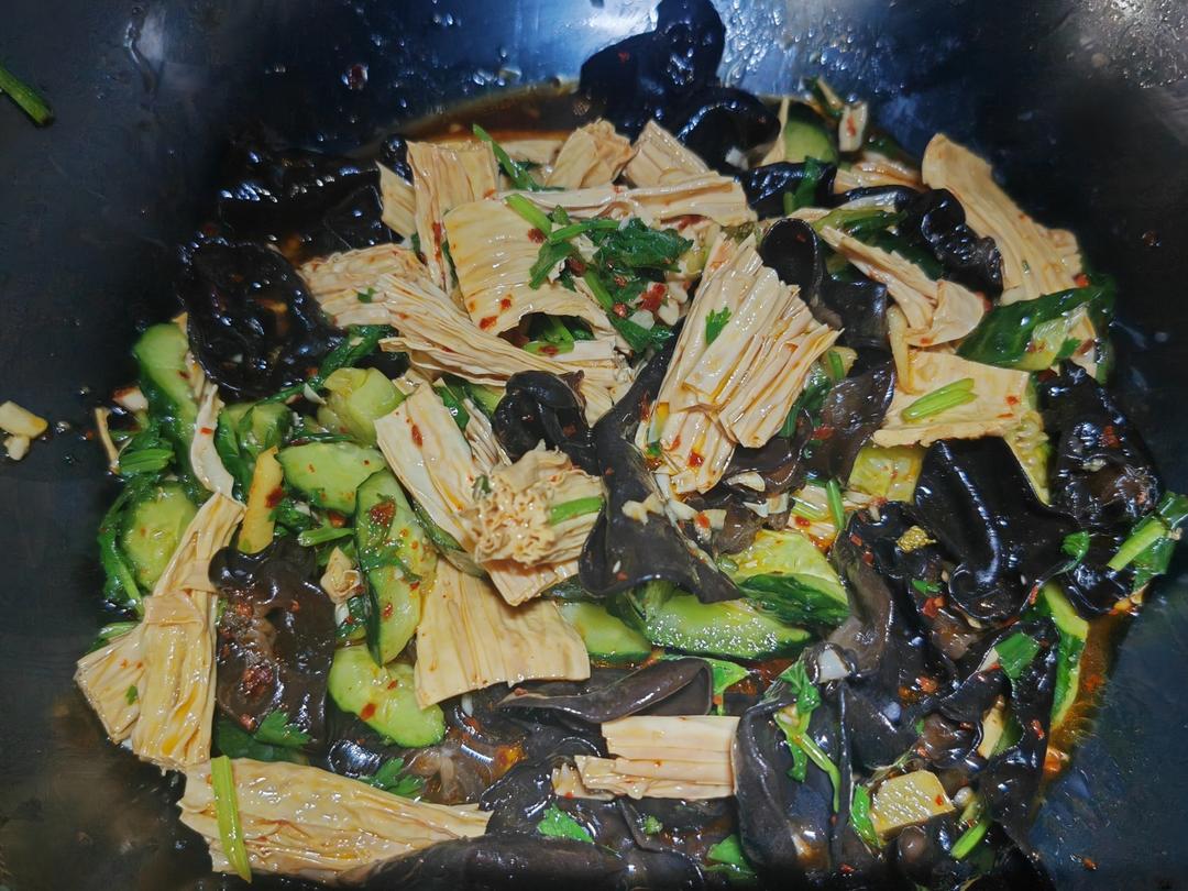 上桌就秒光的爽口凉菜～黄瓜拌腐竹