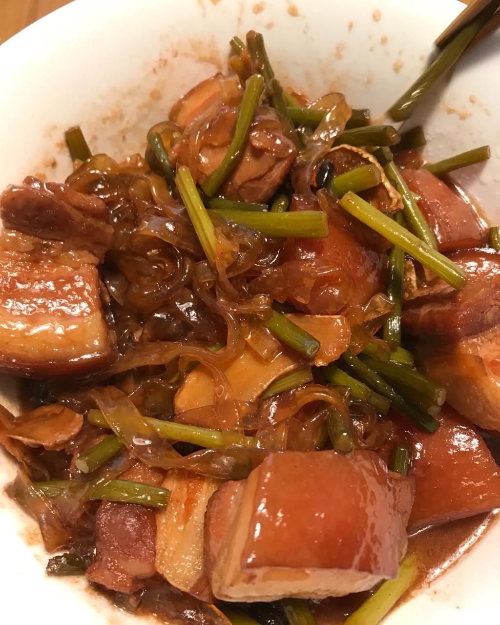 红烧肉焖蒜薹