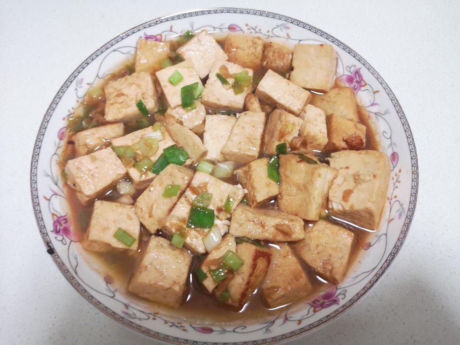 不放肉也超下饭的葱焖豆腐