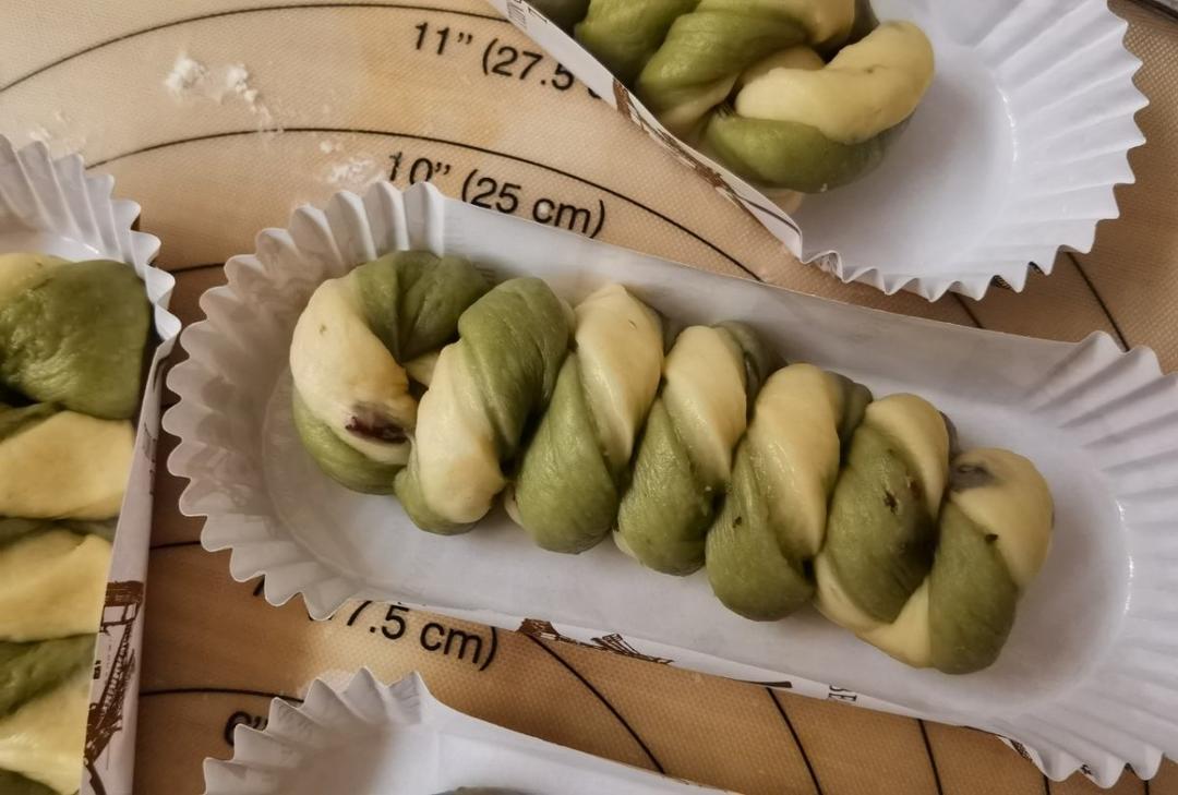 双色抹茶旋风卷面包