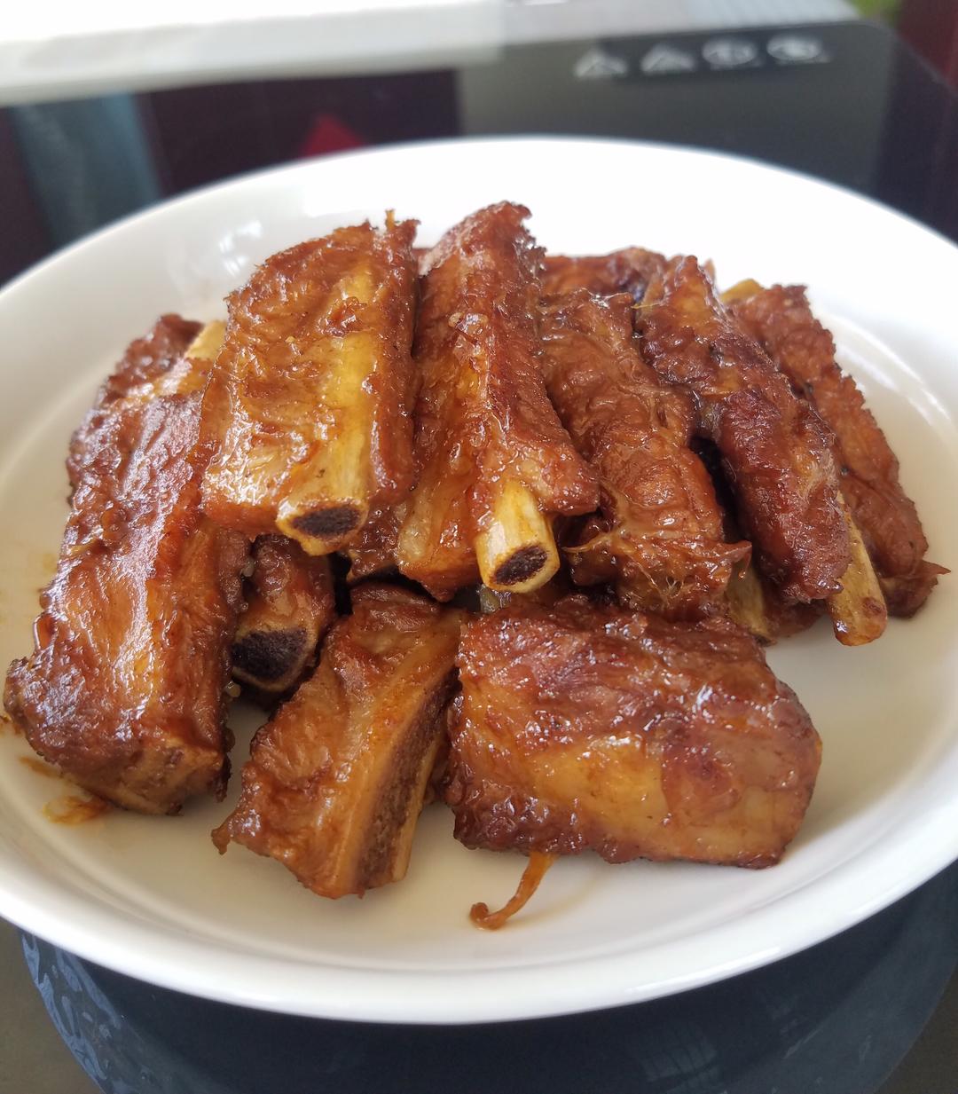 排骨这么做，老少皆宜。肉质酥烂，香咸适宜，色泽诱人的红烧排骨