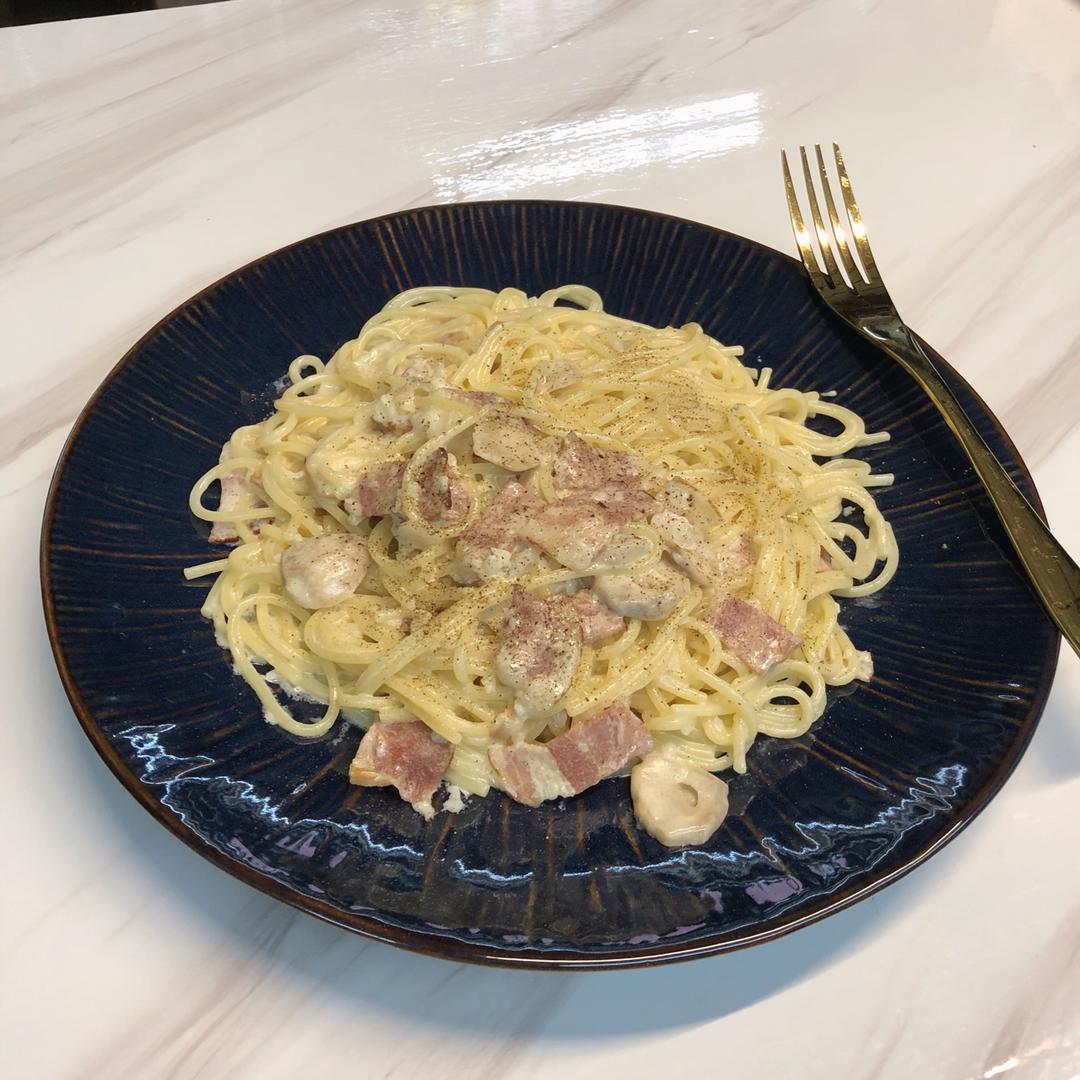 白蘑菇奶油培根意面
