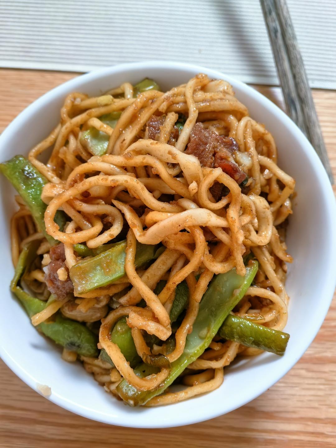 五花肉豆角土豆铁锅焖面