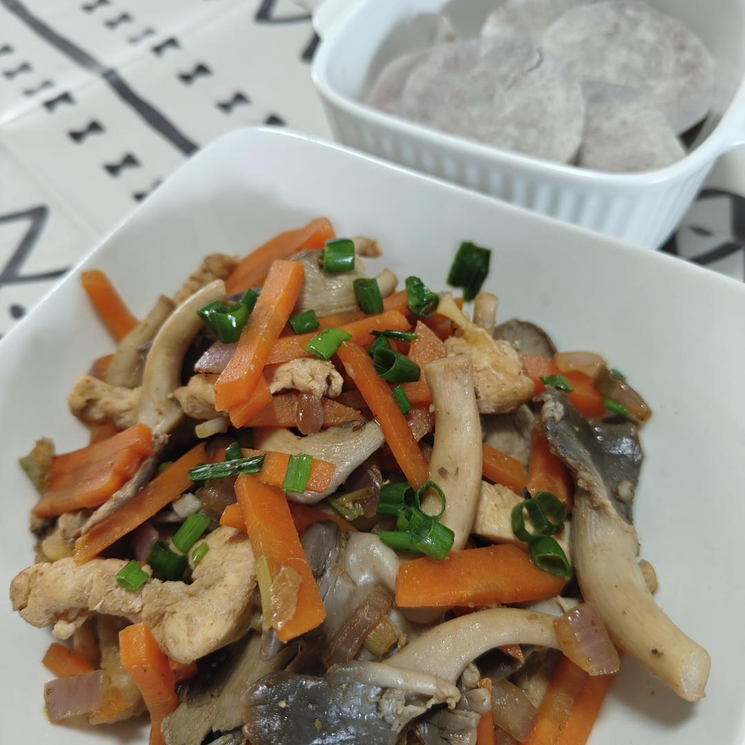 挑战新搭配的平菇炒鸡胸肉会是怎样的口感？