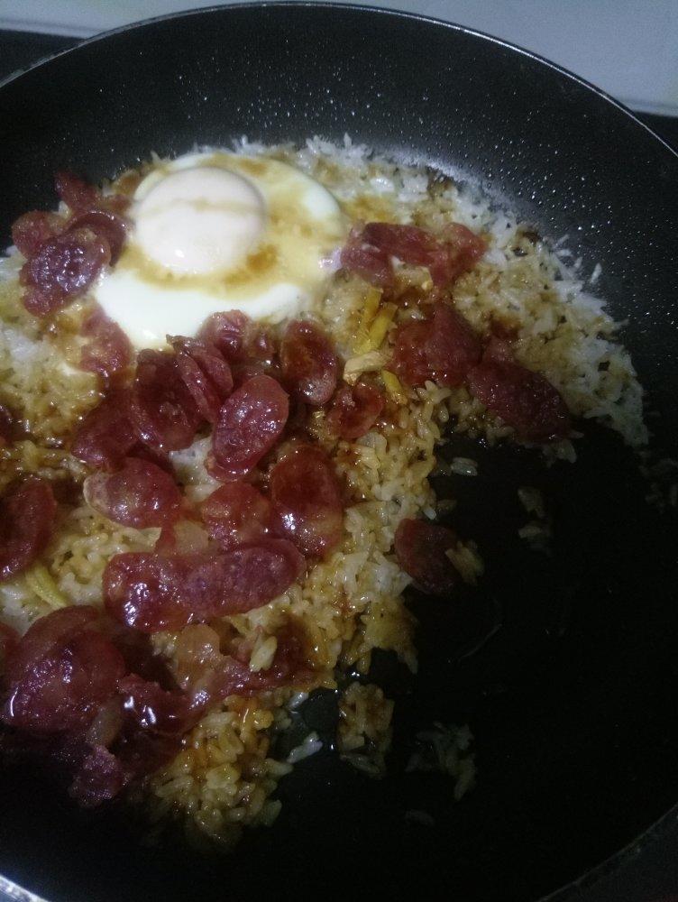 广式腊味煲仔饭
