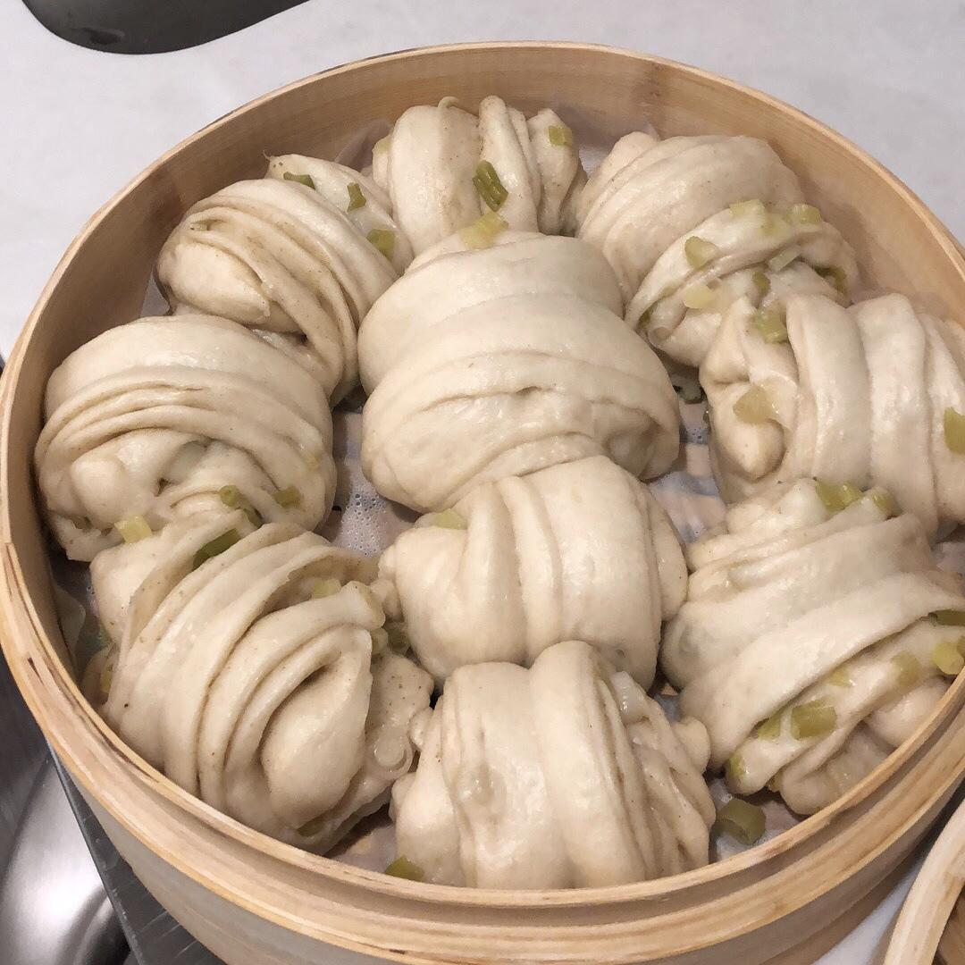 最好吃的火腿葱香花卷—附让葱不变黄的小窍门