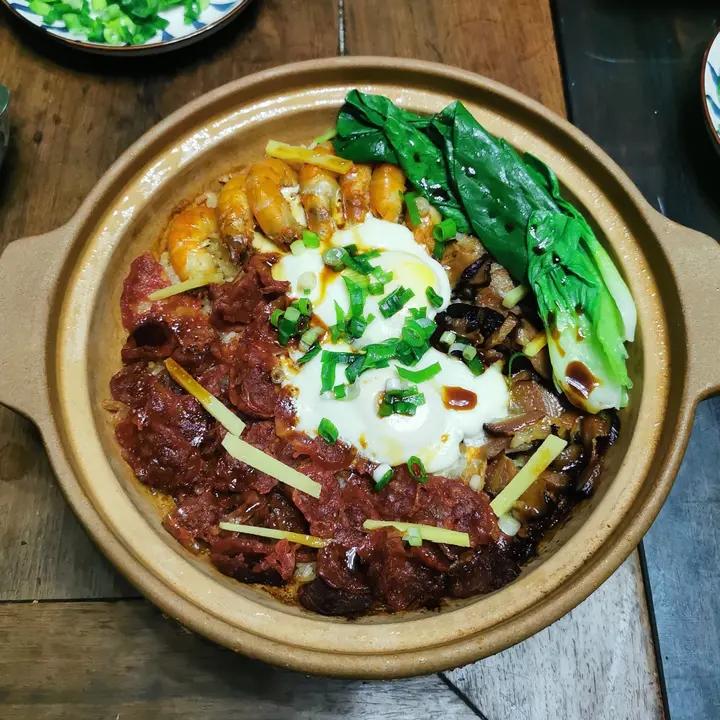 保姆级的「腊味煲仔饭2.0」加强版来了，地道老广味～