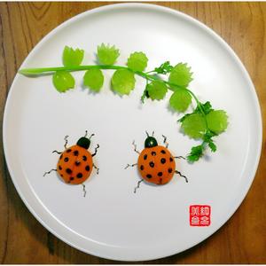 快乐瓢虫（水果拼盘餐盘画）的做法 步骤8