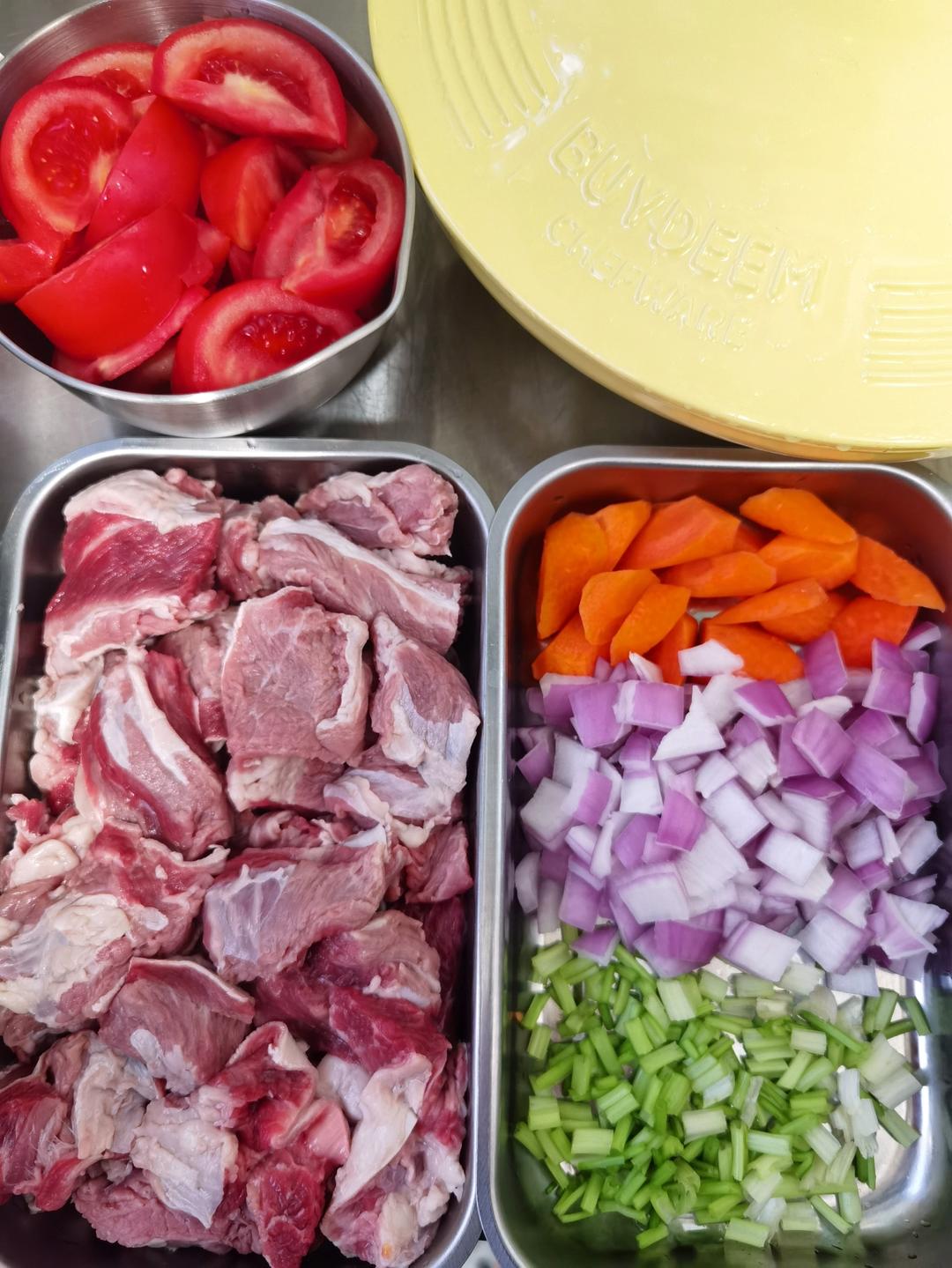 胡萝卜炖牛肋条【5-6月北鼎珐琅锅食谱】