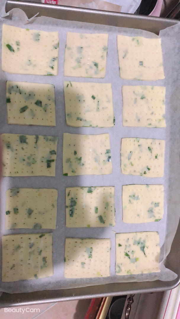这可能是我最“得意”的一款饼干了，相对少油，低糖，香酥！ | 葱油香酥饼干