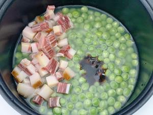 电饭煲豌豆火腿焖饭的做法 步骤3