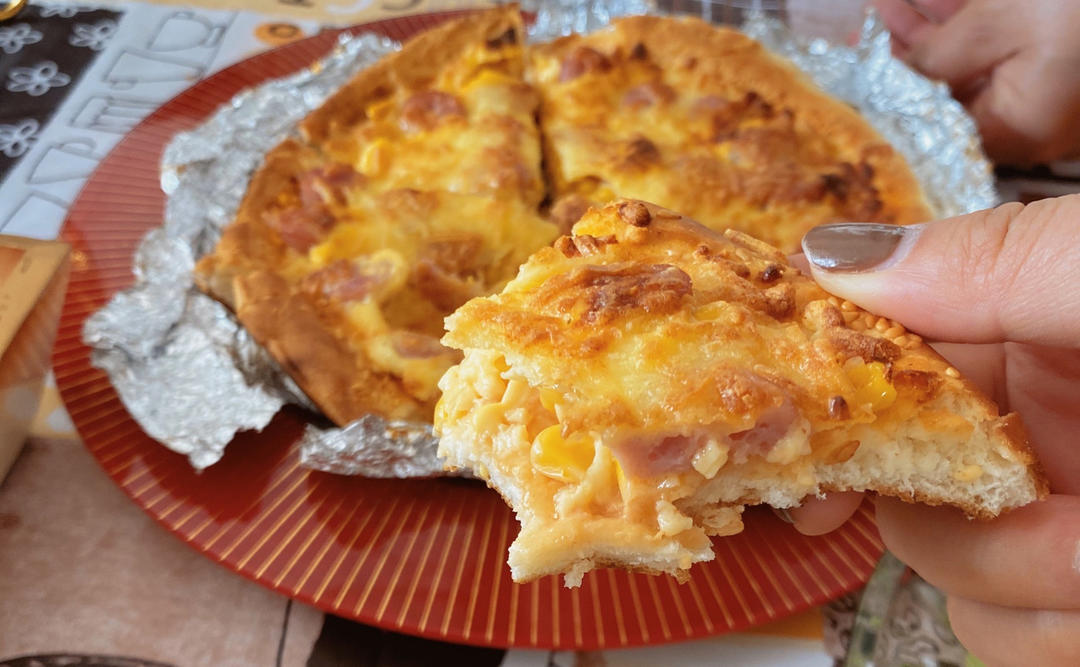 含宣软饼皮做法、自己在家也能做出馅料十足、超拉丝的美味诱人披萨