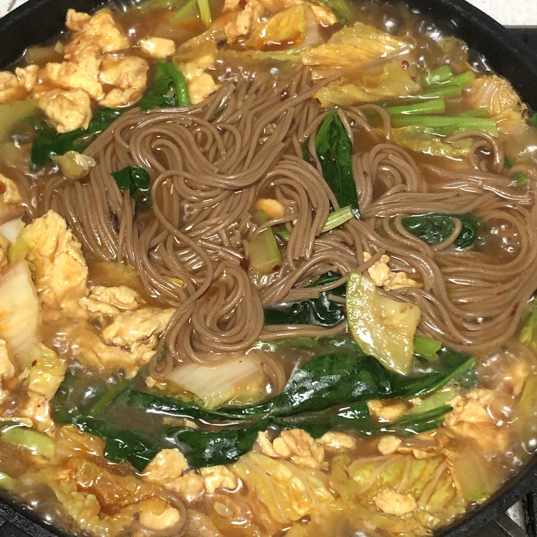 鸡蛋杂蔬荞麦面的做法