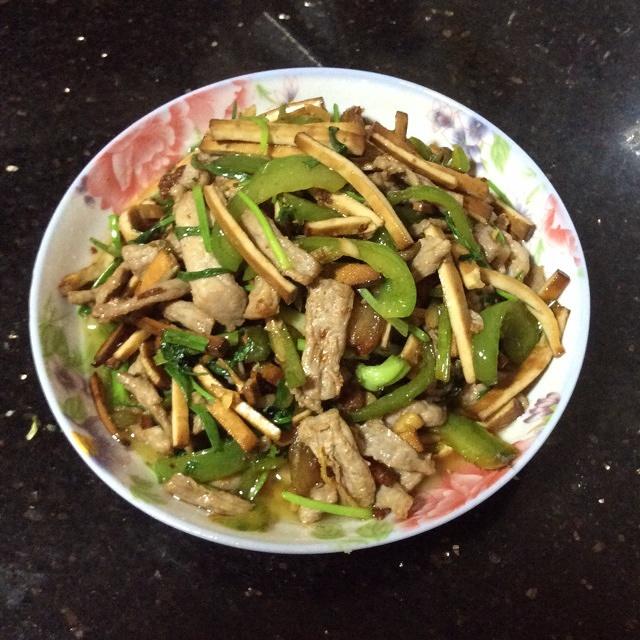 青椒香干炒肉片的做法