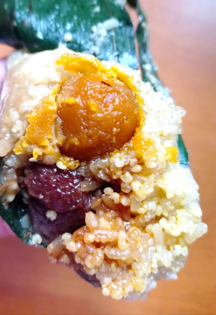 咸蛋黄大肉粽子