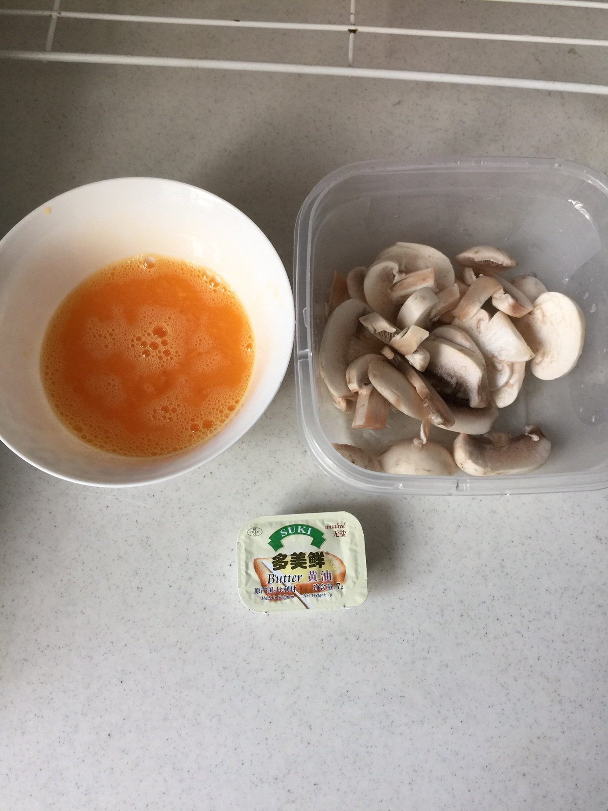 鸡蛋蘑菇炒菠菜的做法 步骤2