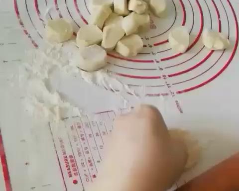 手擀饺子皮-薄而不破、有韧劲