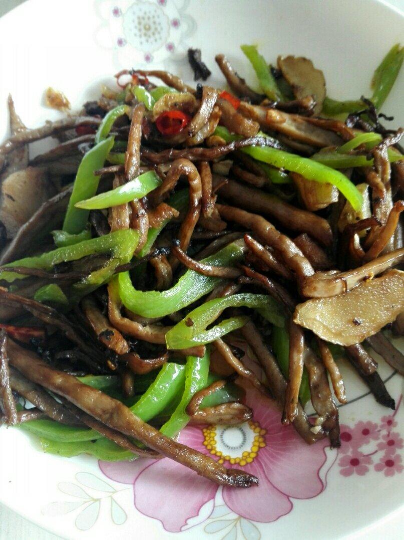 五花肉干锅茶树菇