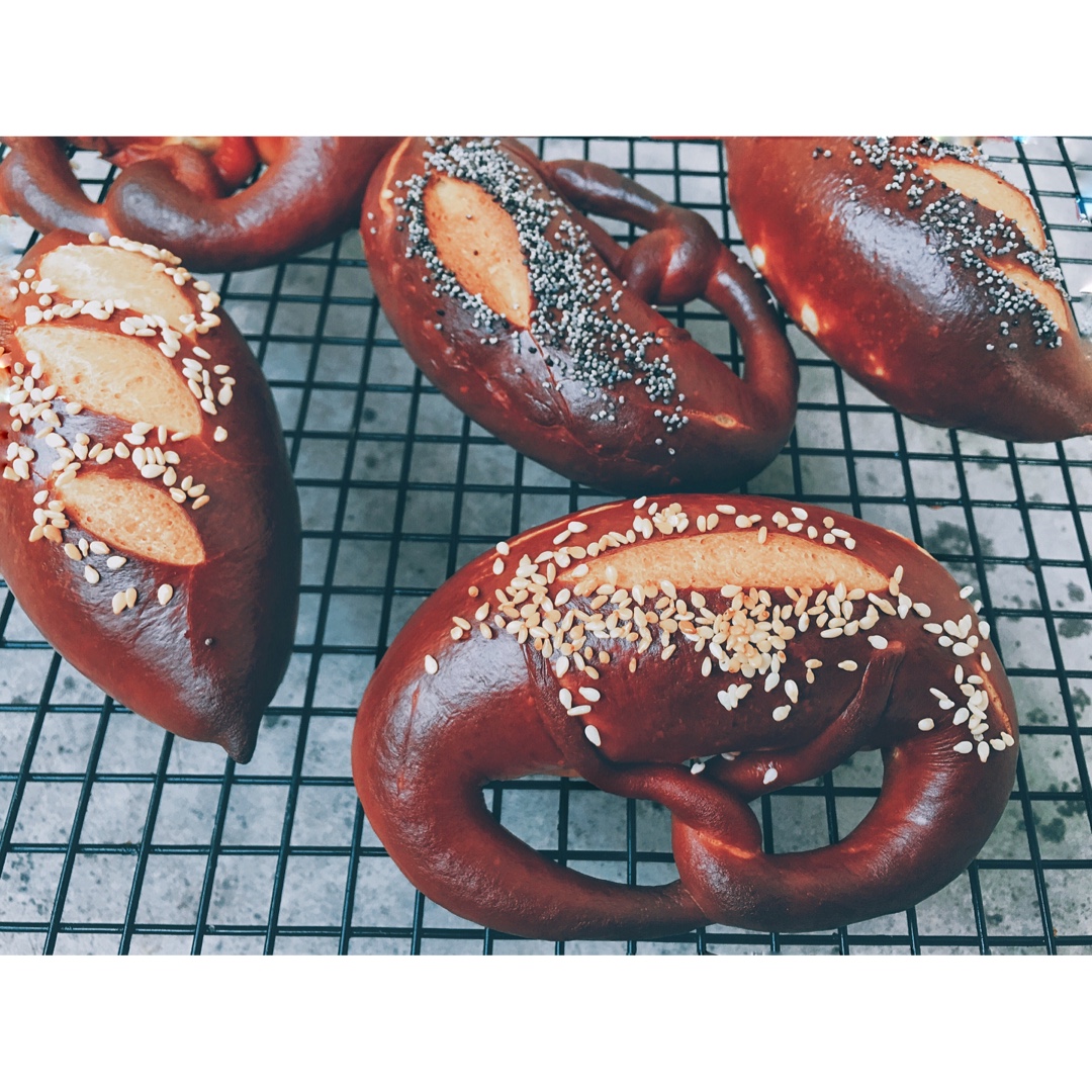 德国碱水面包Brezen（普雷节、巴伐利亚面包、扭结面包）