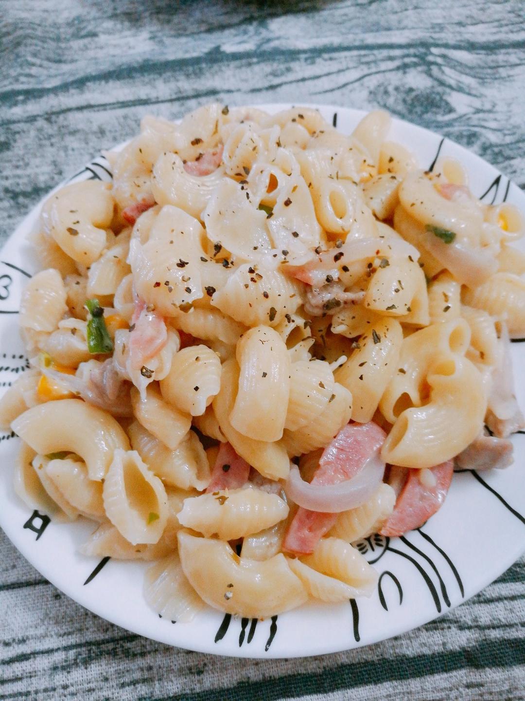 白蘑菇奶油培根意面