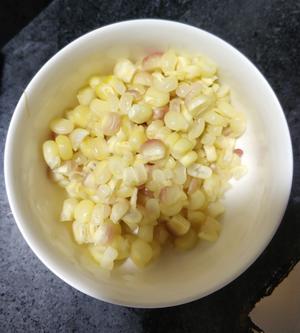 清炒玉米甜豆红萝卜火腿丁的做法 步骤3
