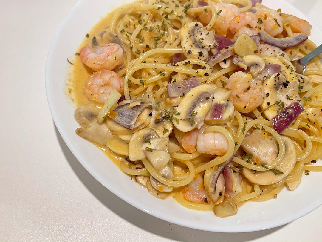 【咸蛋黄虾仁意面】裹满金沙的意面会发光